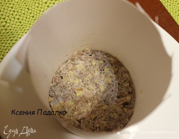 Сервировочное кольцо ставим на тарелку и выкладываем салат слоями:

- говядина с орехами
- обжаренный лук с морковью
- сеточка из майонеза
- яйцо потертое на мелкой терке
- сеточка из майонеза
- мякоть запеченного яблока
- сыр натертый на мелкой терке
- сеточка из майонеза
- говядина с майонезом.