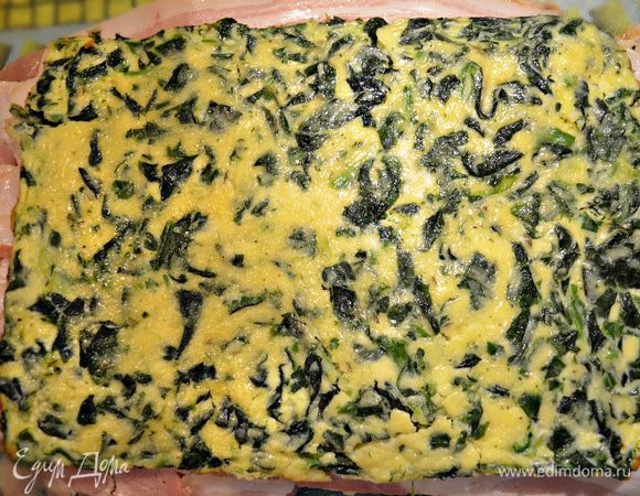 Филе индейки разложить на столе в пласт, сверху выложить ломтики бекона и сырный омлет. Аккуратно свернуть рулет.