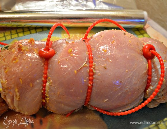 Обвязать рулет кулинарной нитью или кулинарными жгутами, смазать оставшимся растительным маслом. 