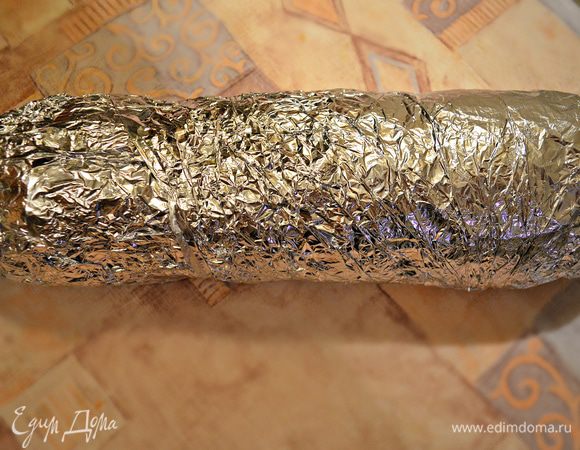 Завернуть в лист фольги и запекать в нагретой духовке при 180г 40-50 мин.