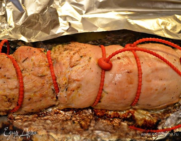 Затем развернуть лист фольги и запекать ещё 7-10 мин, чтобы рулет слегка подрумянился.