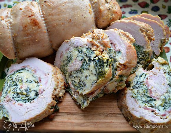 Перед подачей нарезать рулет ломтиками. Мне больше понравился в горячем и теплом виде. 

С наступающими новогодними праздниками и приятного вам аппетита!