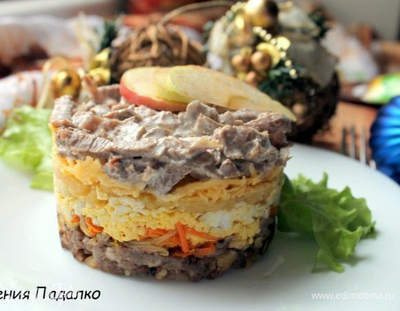 Ставим салат в холодильник на пару часов, можно на ночь. Перед подачей снимаем кольцо, и украшаем дольками яблок. Приятного аппетита!