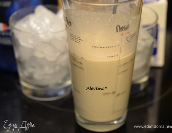 Смешать в все жидкие составляющие в коктейльном стакане или шейкере.
