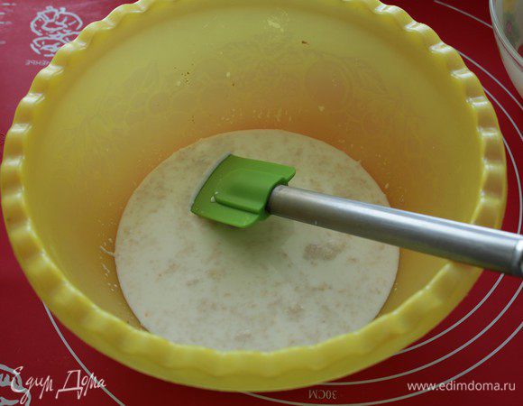 Дрожжи разведите в  теплом молоке.