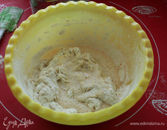 Взбитое яйцо  добавьте  к сухой смеси. Затем добавьте  молоко с разведенными дрожжами, замесите  тесто до полуготовности. 