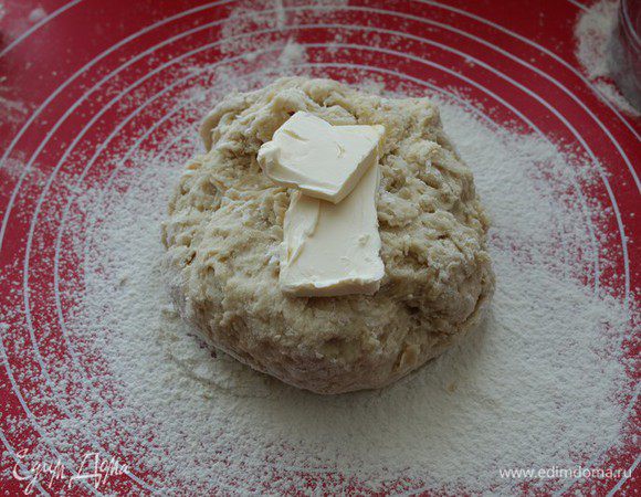 Затем руками вмешайте сливочное масло комнатной температуры