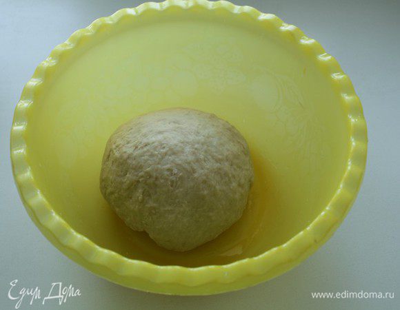 Миску с тестом накройте чистым полотенцем и поставьте в теплое место подниматься на 1 час.