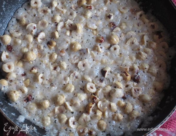 Карамелизированный фундук:

Фундук крупно порубить. На сковороде растопить сливочное масло, добавить сахар, фундук и обжарить несколько минут, постоянно перемешивая. 