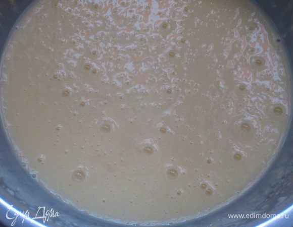 Соединить рикотту, яйца, йогурт, сахар, ром, соль, ванилин, сок и цедру лимона и хорошо взбить миксером до получения однородной массы.