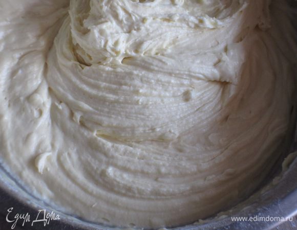 Сливочное масло растопить на водяной бане и добавить к полученной массе. Муку просеять с разрыхлителем и в несколько приёмов ввести в тесто.