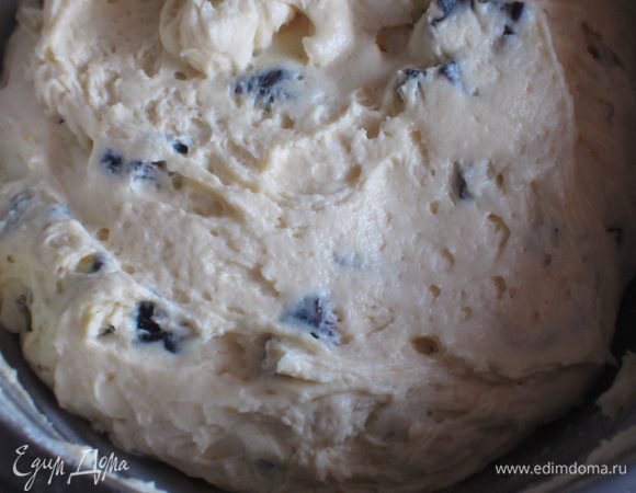 Чернослив крупно нарезать, добавить в тесто и аккуратно перемешать.