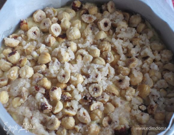 Тесто выложить в  форму с пергаментом диаметром 20 см, сверху выложить фундук и выпекать в разогретой до 180 ° с духовке 25 минут, затем накрыть форму фольгой и выпекать ещё 35 минут (выпекать до сухой спички).

