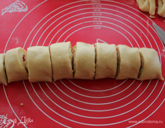 Сверните тесто в плотный рулет и нарежьте на кусочки толщиной 4-5 см. 