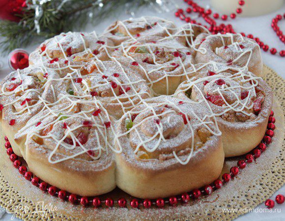 Выложите кусочки в форму диаметром 26 см, накройте полотенцем и дайте подняться 20 минут. Затем  запекайте в духовке при 190-200С 25-30 минут.
Когда булочки слегка остынут, полейте их растопленным белым шоколадом.Или просто посыпьте сахарной пудрой!
