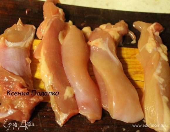 Куриное бедро отделить от кости и шкурки, нарезать соломкой, посолить.