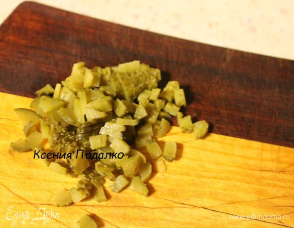 Корнишоны нарезать мелкими кубиками.