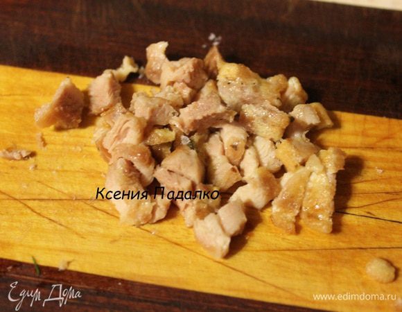  Обжаренные полоски мяса мелко нарезать. Одну полоску оставить для украшения.