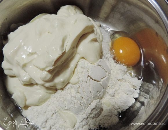 Сначала приготовим заварную основу для крема, ведь ей нужно успеть хорошенько остыть. Все ингредиенты для крема, за исключением масла, сложить в сотейник. Ложки муки набираем с небольшой горкой.