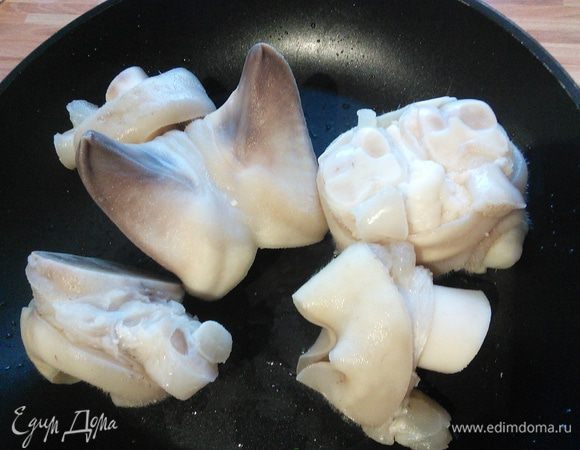 Копыта замочить в холодной воде не несколько часов,  тщательно выскоблить ножом, вымыть и остальное мясо. 