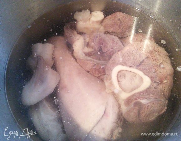 Кастрюлька у меня внушительная на 13,5 литров. Вымытое мясо я складываю в кастрюлю, заливаю водой, чтобы покрыло, довожу до кипения, чтобы образовался шом ( пена) и сливаю. Кастрюлю мою, так же мою мясо, заливаю свежей водой до 3/4 кастрюли и довожу опять до кипения. Теперь остается сделать меньше огонь, снять легкую беловатую пеночку и варить мясо с открытой крышкой не менее 5 часов. Бульон не должен кипеть, должно присутствовать лёгкое движение в кастрюле. Выход продукта 4 блюда. 