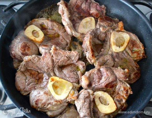 Обжарить с двух сторон до золотистой корочки. Достать мясо из сковороды и поддерживать теплым. 