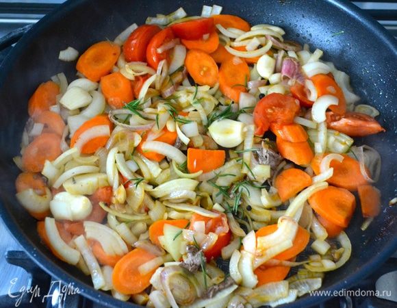 Выложить нарезанные овощи вместе с зеленью и черным перцем горошком в сковороду, где обжаривалось мясо. Обжарить пару минут. 