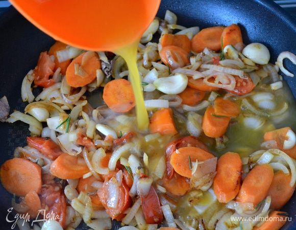 Влить свежевыжатый апельсиновый сок и добавить тертую цедру апельсина. Потушить все минуты 3-4. 