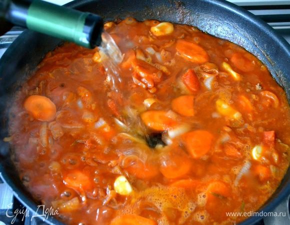 Затем добавить томатную пасту и вино. 