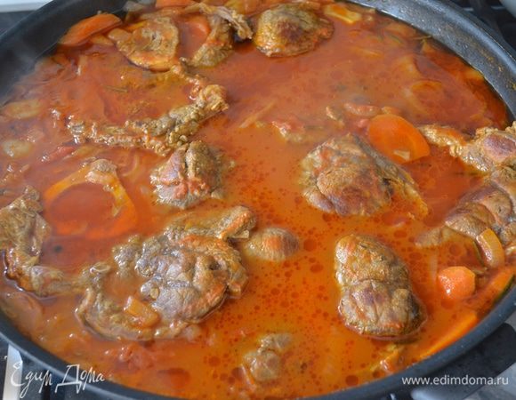 Выложить мясо в сковороду с овощной подливой. Долить кипятком или, если есть, говяжьим бульоном, до уровня мяса. Еще немного все посолить, накрыть крышкой и тушить около 2 часов. Словами не передать, какие ароматы витают по кухне! )))