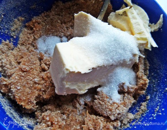 Добавить яйцо, мягкое масло и сахар. Тесто скатать в шар,положить в плёнку и дать полежать час.