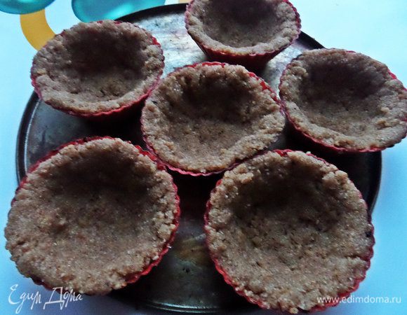 Можно приготовить одну-две тарталетки или приготовить порционно вот в таких силиконовый корзиночках. Если берёте керамические или железные, нужно смазать маслом. Размять тесто по стенкам, дно наколоть вилкой и запечь минут 15-20. Хотя по рецепту нужно насыпать горох на пергамен, но тесто и так хорошо себя ведут, не вздувается!