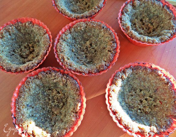 Вот полуфабрикат. Можно выполнить заранее до праздников. Я пекла вечером, а заполняла утром.