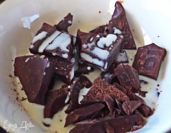 Варим начинку, с ней всё просто: ставим на водяную баню кусочки шоколада,добавим сливки, держим до однородного состояния.