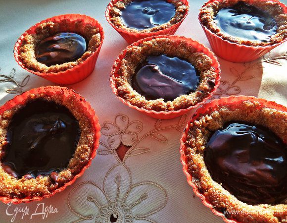 Разливаем горячий шоколад по корзиночкам.