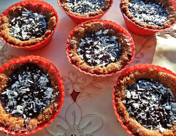 Для имитации снега я припорошила верх кокосом.