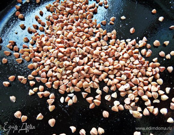 Теперь то, что меня покорило...ГРИЛЬЯЖ из гречки!!! Кидаем на раскалённую сковороду крупу.