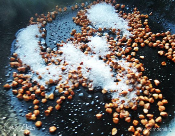 Насыпаем сахар и даём ему расплавиться.