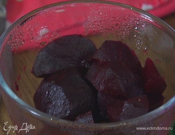 Свеклу предварительно запечь, затем почистить и порезать на небольшие дольки.