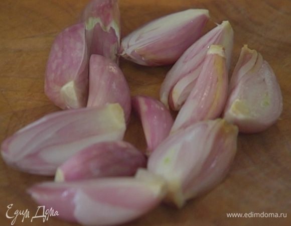 Шалот почистить и разрезать на 4 части.
