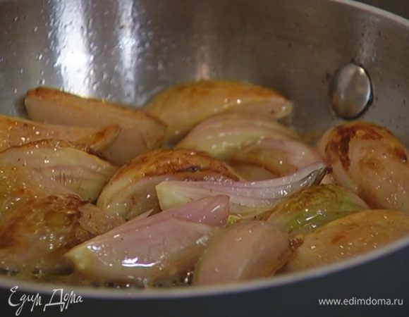 Разогреть в сковороде сливочное и оливковое масло, выложить шалот, немного посолить его и обжарить.