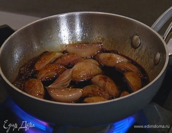 Полить обжаренный шалот кленовым сиропом, перемешать, влить бальзамический уксус и прогревать еще минуту, чтобы соус слегка уварился.