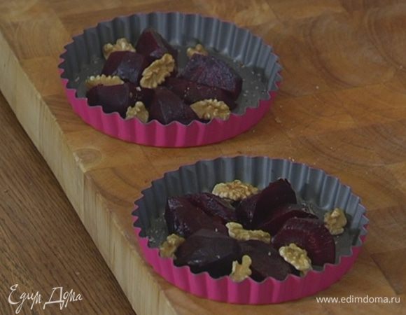 Грецкие орехи разломить пополам и посыпать свеклу.