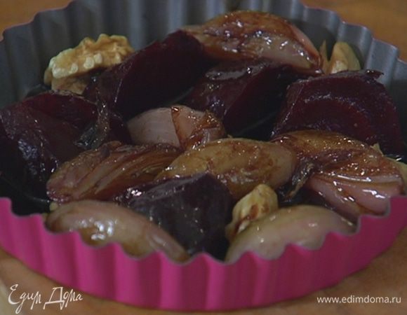 Выложить к свекле карамелизированный шалот, так чтобы овощи лежали как можно плотнее, и залить все соком, в котором жарился лук.