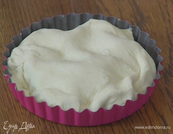 Накрыть овощи тестом, слегка завернув края под начинку.