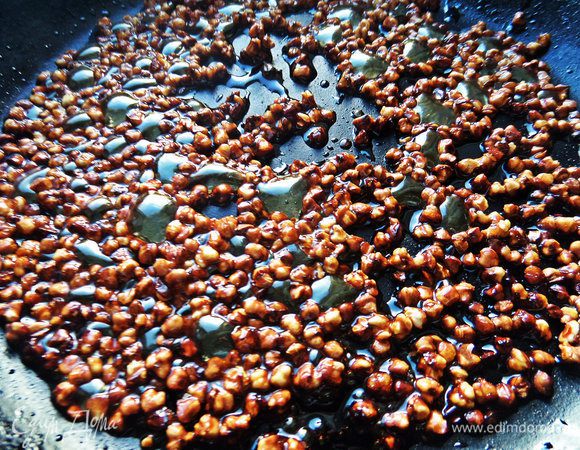 Как только сахар начнёт темнеть, перекладываем на пергамент ровным слоем и даём остыть.