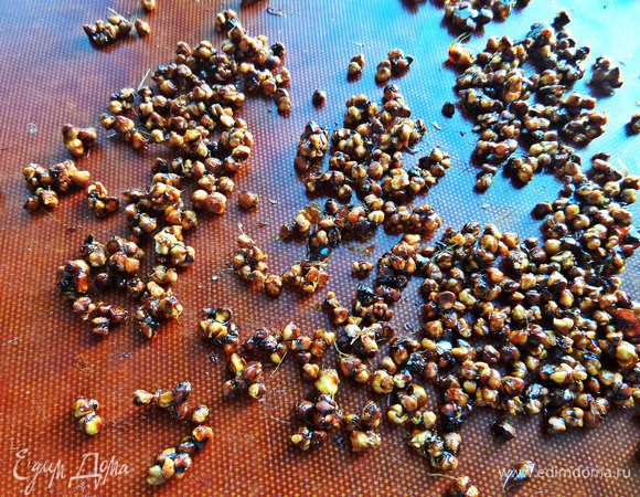 Старайтесь отделить крупинки сразу,но если они склеятся, ничего страшного, накроем их пергаментом и постучим ножом, они открепятся!