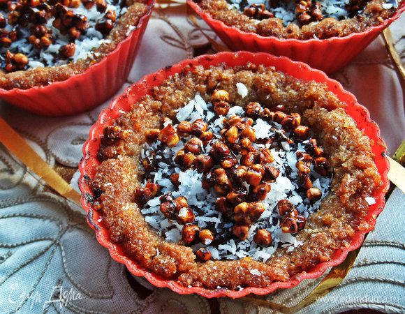 Посыпаем грильяжем верх корзиночек.