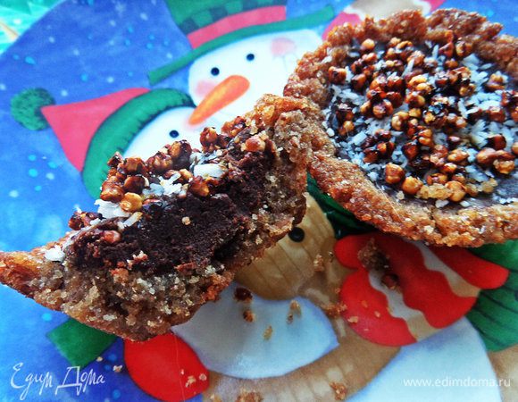 А вот и укус.., разлом..., разрез))) Корзиночки рассыпчатые,начинка нежная, грильяжик похрустывает, всё вместе, надеюсь, представили,дорогие друзья! Одной корзиночки вполне хватает на большую кружку чая!