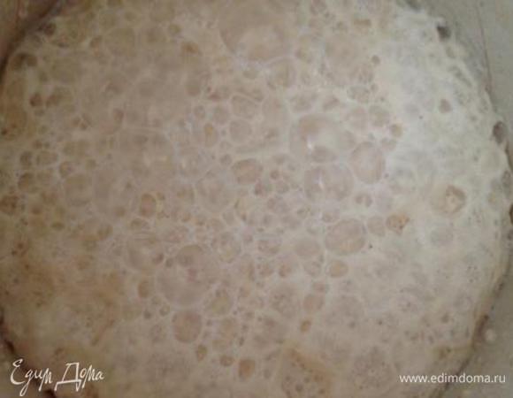 В теплое молоко всыпать дрожжи и 1 ч.л. сахара, перемешать и поставить в теплое место минут на 15, чтобы дрожжи "ожили".